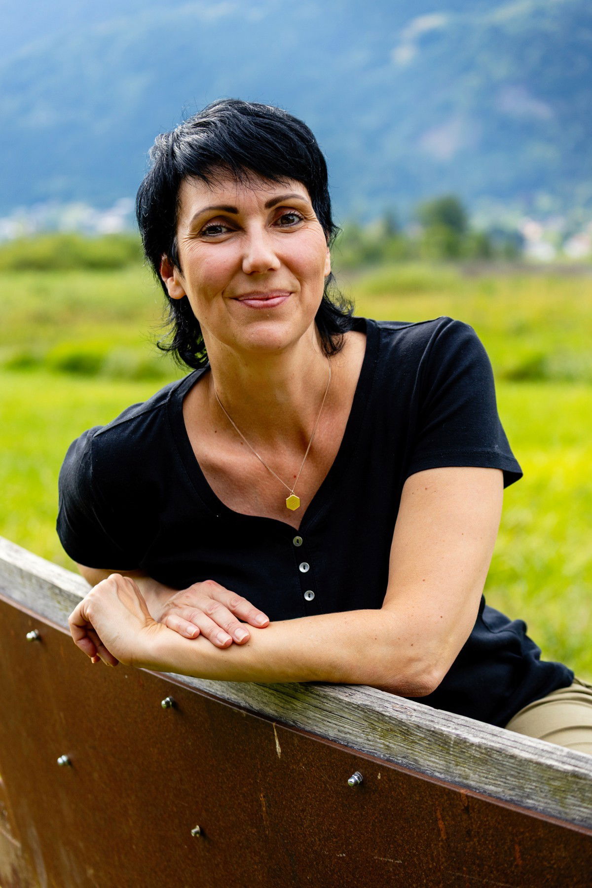 Esther Nott breitet die Hände erwartungsfroh aus