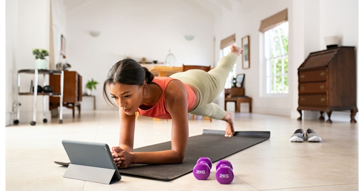 ragazza che fa attività fisica in casa
