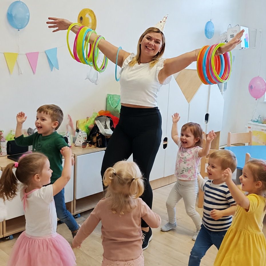 Instruktor ANIMA-MKI prowadzący zajęcia taneczno-ruchowe dla dzieci