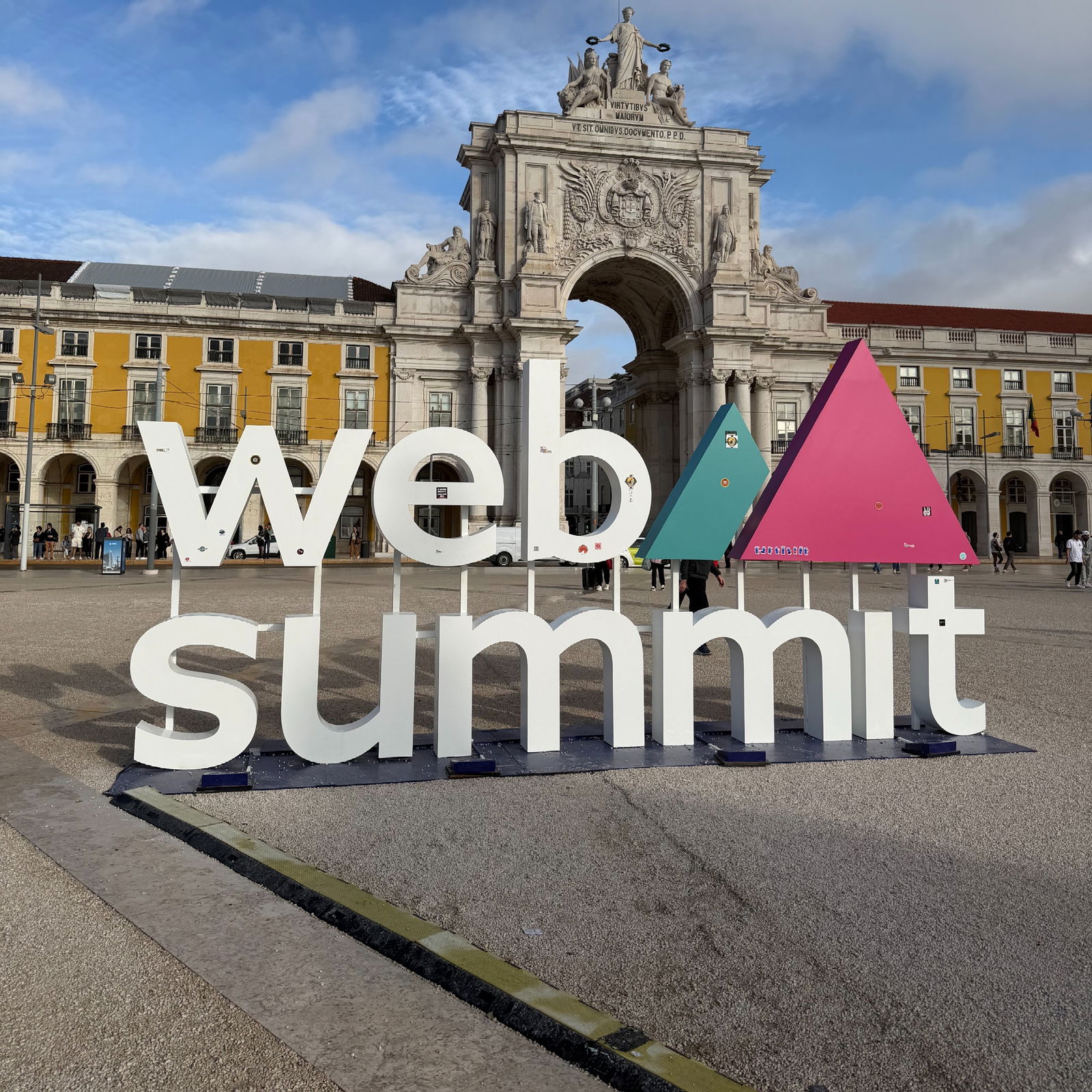 Odwiedź stronę /web-summit#section-shared-header