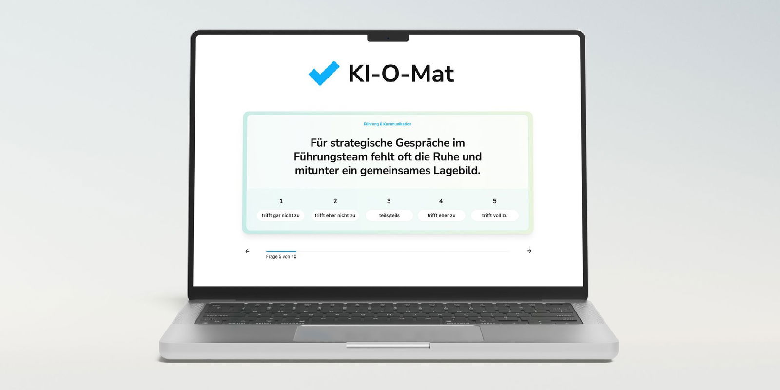 KI-O-Mat Assessment auf Laptop – 40 Fragen zur Unternehmensanalyse