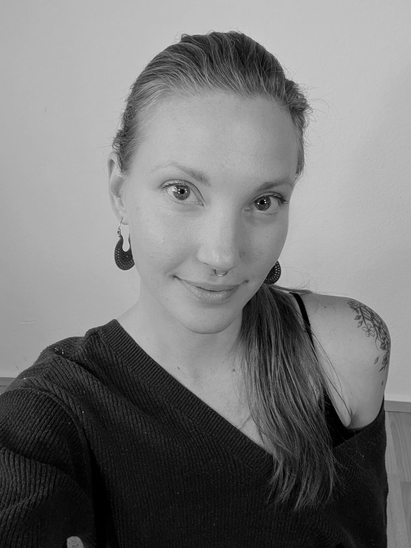 Ayla – verkörpert Weiblichkeit, Tiefe und achtsame Präsenz im Raum der bewussten Beziehung