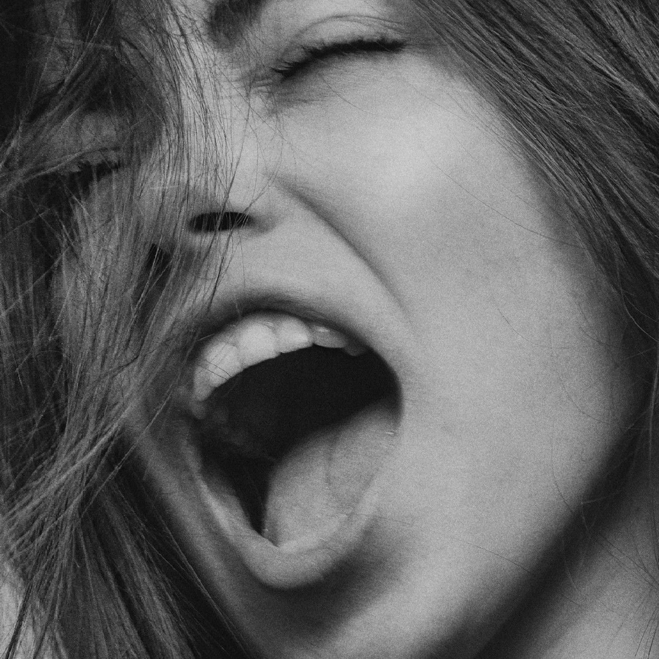 Frau mit offenen Mund, atmet tief ein