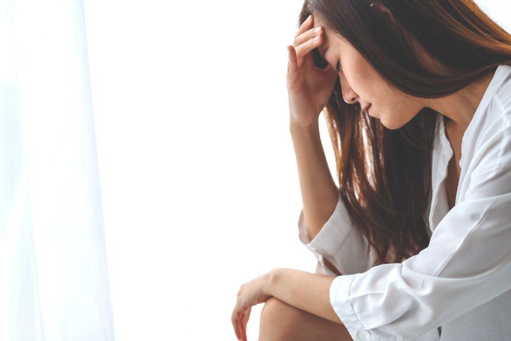 Femme se sentant dépassée par ses émotions